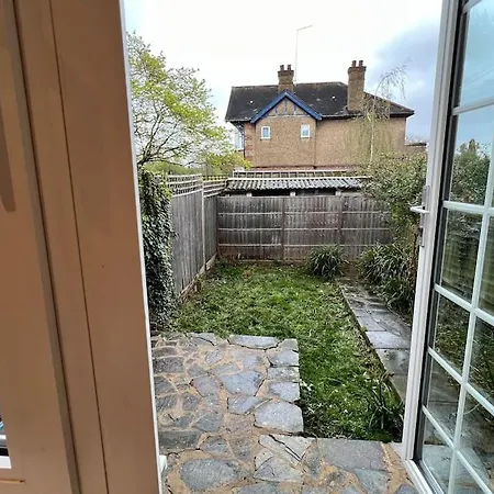 3 Bed Luxury House, 10 Min Walk To Underground Holiday home London
