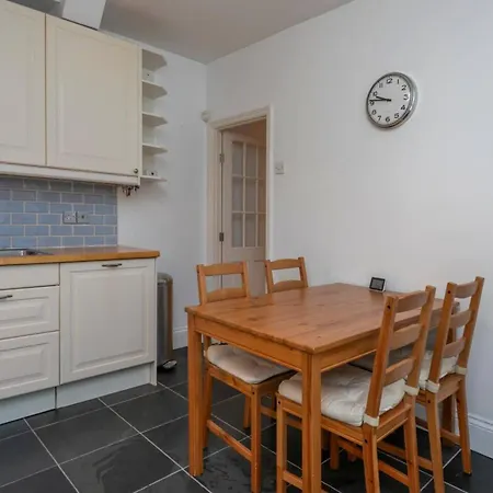 Apartment Ground Floor - Private Garden London