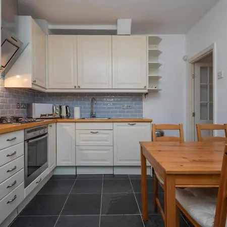 Ground Floor - Private Garden * London