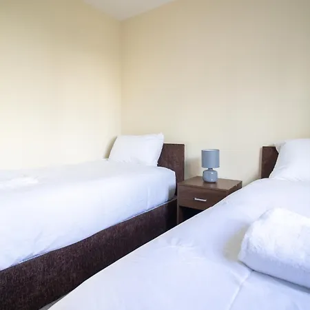 Newly Launched Two Bedroom House By Den Short Lets & Serviced With Garden Casa vacanze *