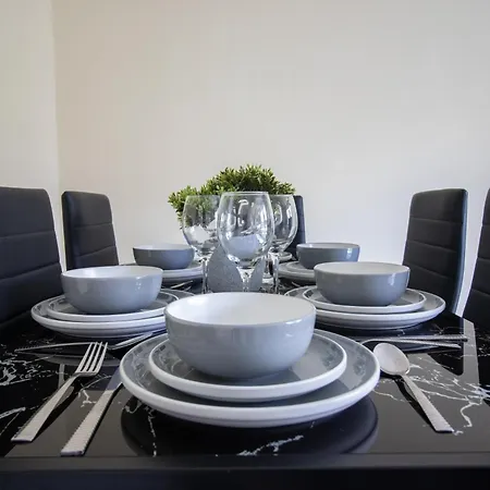 Newly Launched Two Bedroom House By Den Short Lets & Serviced With Garden Casa vacanze Londra