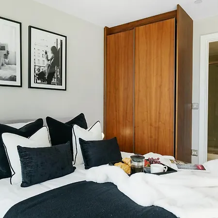 Stunning 2 Bed, 2 Bath High Rise Minutes From Canary Wharf London