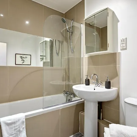 Elegant Earl's Court Flat By Underthedoormat Apartment *