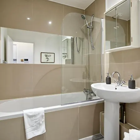 Elegant Earl's Court Flat By Underthedoormat Apartment