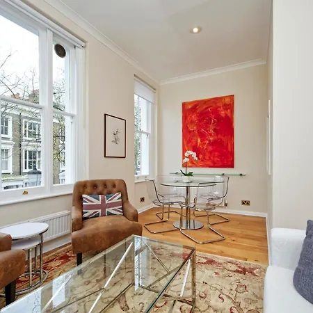 Elegant Earl's Court Flat By Underthedoormat *