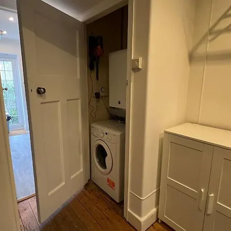 3 Bed Luxury House, 10 Min Walk To Underground