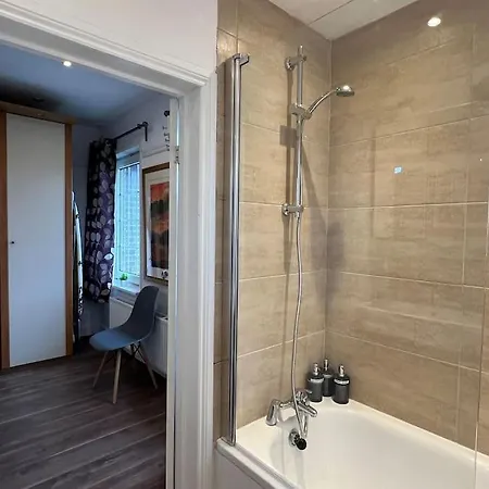 3 Bed Luxury House, 10 Min Walk To Underground Holiday home *
