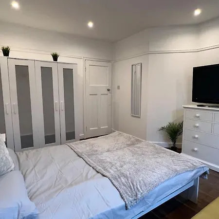 Holiday home 3 Bed Luxury House, 10 Min Walk To Underground