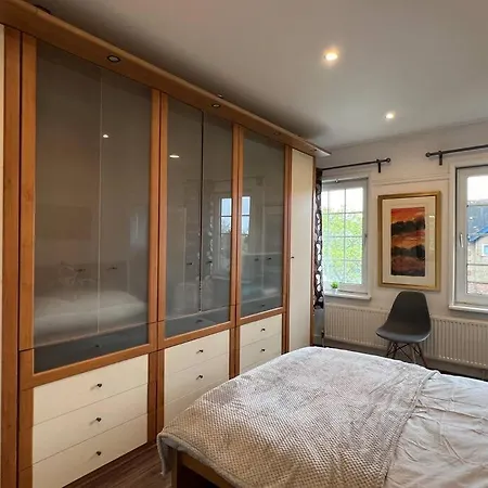 3 Bed Luxury House, 10 Min Walk To Underground Holiday home