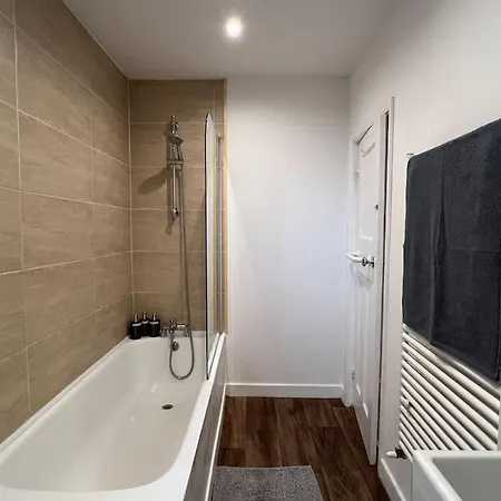 Holiday home 3 Bed Luxury House, 10 Min Walk To Underground *