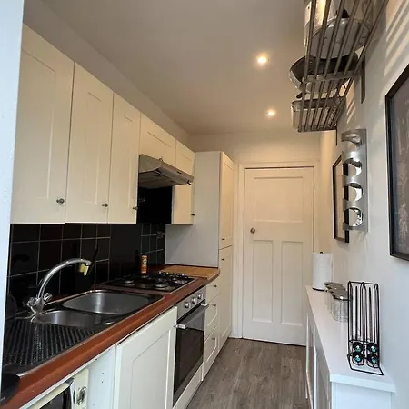 3 Bed Luxury House, 10 Min Walk To Underground Holiday home London