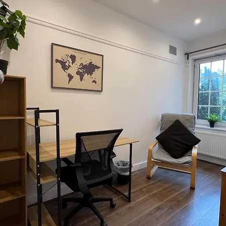 3 Bed Luxury House, 10 Min Walk To Underground