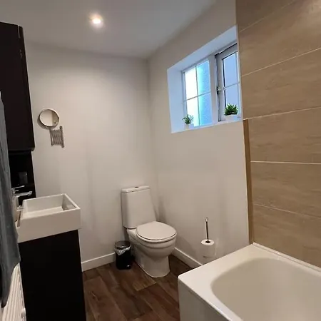 3 Bed Luxury House, 10 Min Walk To Underground * London