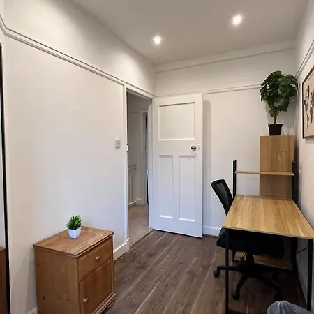 Holiday home 3 Bed Luxury House, 10 Min Walk To Underground