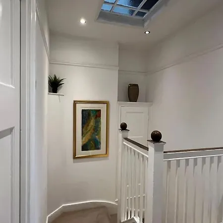 3 Bed Luxury House, 10 Min Walk To Underground London