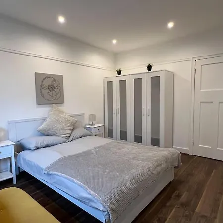 3 Bed Luxury House, 10 Min Walk To Underground * London
