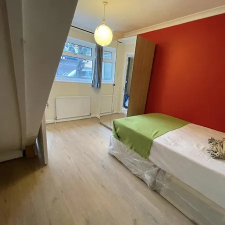Cozy Urban Retreat: Shared Flat Living In The Heart Of E14 *