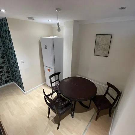 Cozy Urban Retreat: Shared Flat Living In The Heart Of E14