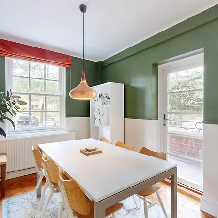 3 Bedroom Family Friendly In Hillcrest Apartment London