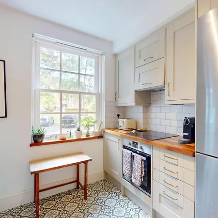 3 Bedroom Family Friendly In Hillcrest Apartment *