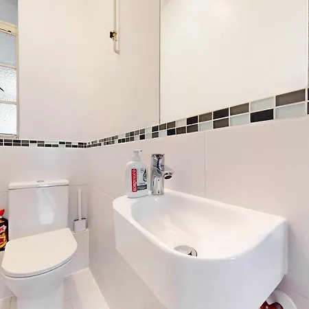 3 Bedroom Family Friendly In Hillcrest Apartment *