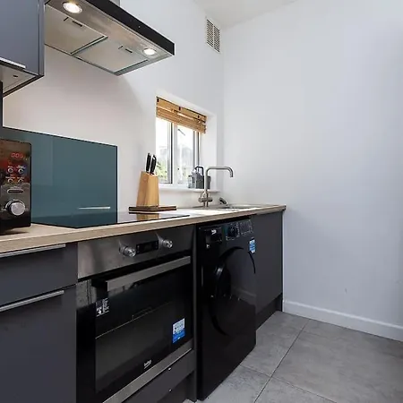 2 Bed Maisonette With Free Parking. South Apartment Norwood