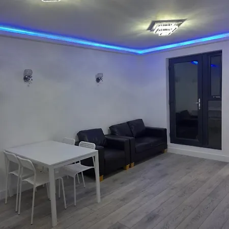 Apartment Remarkable 3-bed In London *