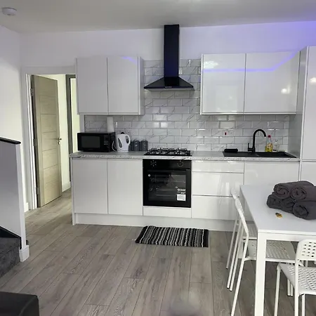 Apartment Remarkable 3-bed In London Hendon