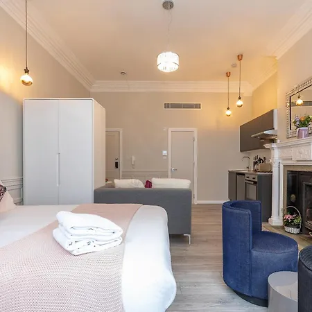 Air Conditioned High St Kensington Apartment London