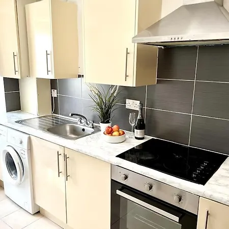 Modern 2 Bed Close To Mall With Parking & Garden *