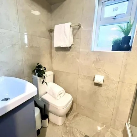 Modern 2 Bed Close To Mall With Parking & Garden
