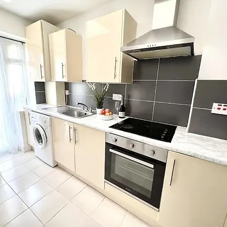 Modern 2 Bed Close To Mall With Parking & Garden Holiday home London