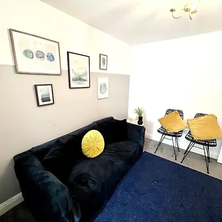 Modern 2 Bed Close To Mall With Parking & Garden Holiday home *