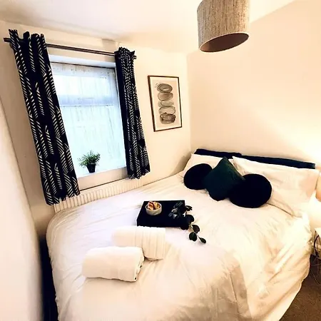 Hébergement de vacances Modern 2 Bed Close To Mall With Parking & Garden Londres