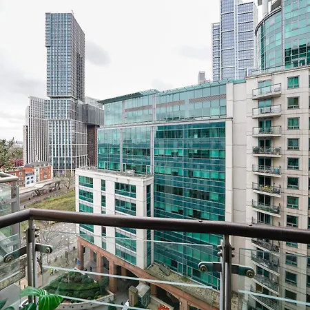 St George Wharf Apartment