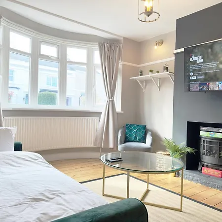 Cosy 3 Bedroom House With Free Parking Near Kingston Thames Apartment
