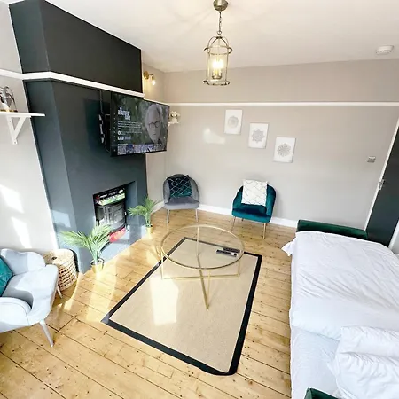 Cosy 3 Bedroom House With Free Parking Near Kingston Thames *