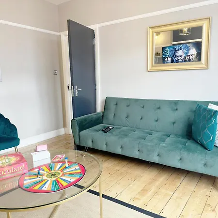 Cosy 3 Bedroom House With Free Parking Near Kingston Thames
