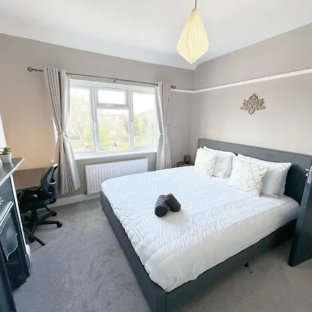 Cosy 3 Bedroom House With Free Parking Near Kingston Thames * New Malden
