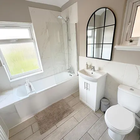 Cosy 3 Bedroom House With Free Parking Near Kingston Thames New Malden