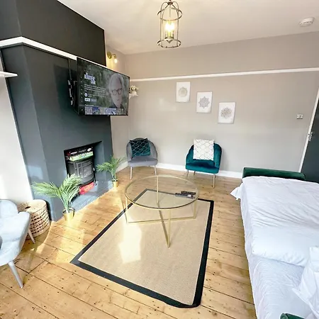 Apartment Cosy 3 Bedroom House With Free Parking Near Kingston Thames *