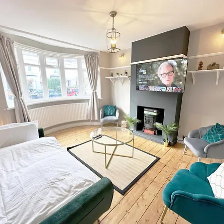 Cosy 3 Bedroom House With Free Parking Near Kingston Thames Apartment *
