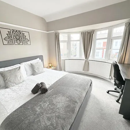 Apartment Cosy 3 Bedroom House With Free Parking Near Kingston Thames