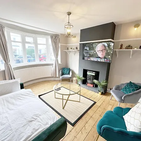 Cosy 3 Bedroom House With Free Parking Near Kingston Thames *