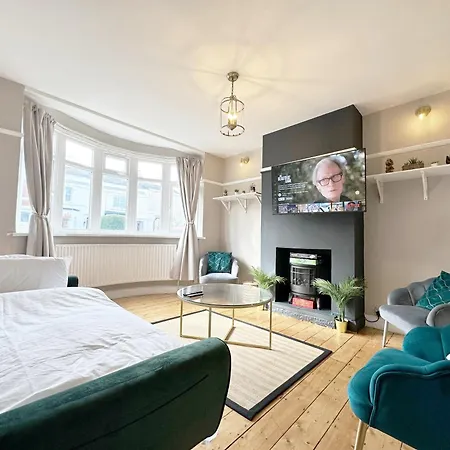 Cosy 3 Bedroom House With Free Parking Near Kingston Thames * New Malden