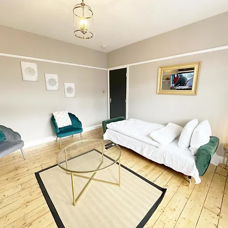 Cosy 3 Bedroom House With Free Parking Near Kingston Thames Apartment