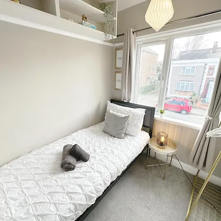 Cosy 3 Bedroom House With Free Parking Near Kingston Thames Apartment *