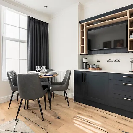 Modern Aptmt, 2 Stops To Central London, Smart Lock, Netflix Apartment