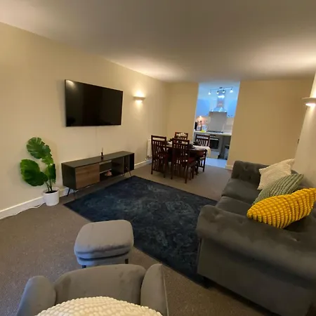Stunning 2-bed In Apartment *