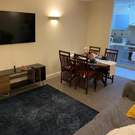 Stunning 2-bed In Apartment